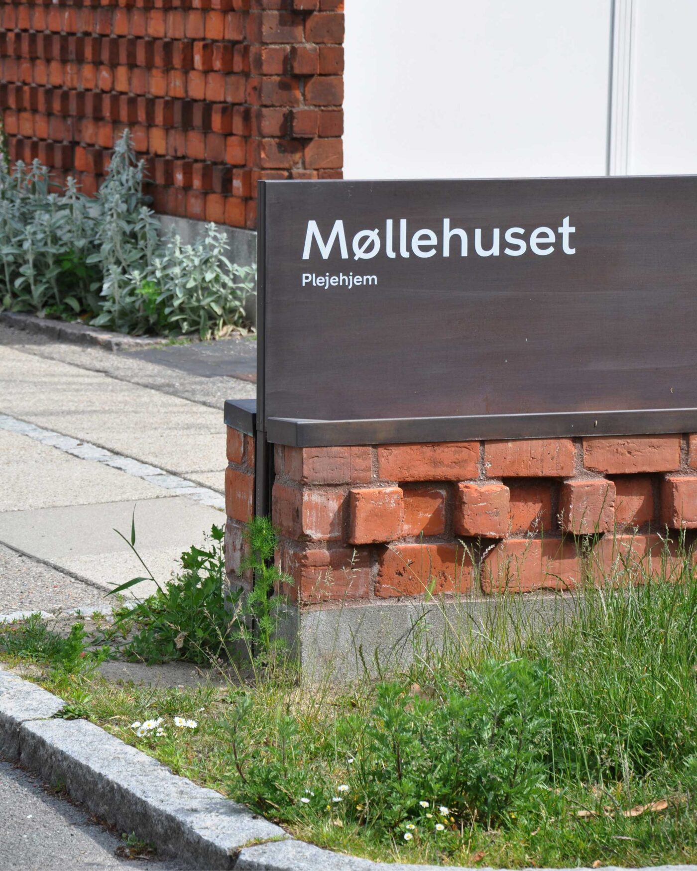 Plint designet til De Gamles By, i samme forbandt som Møllehuset