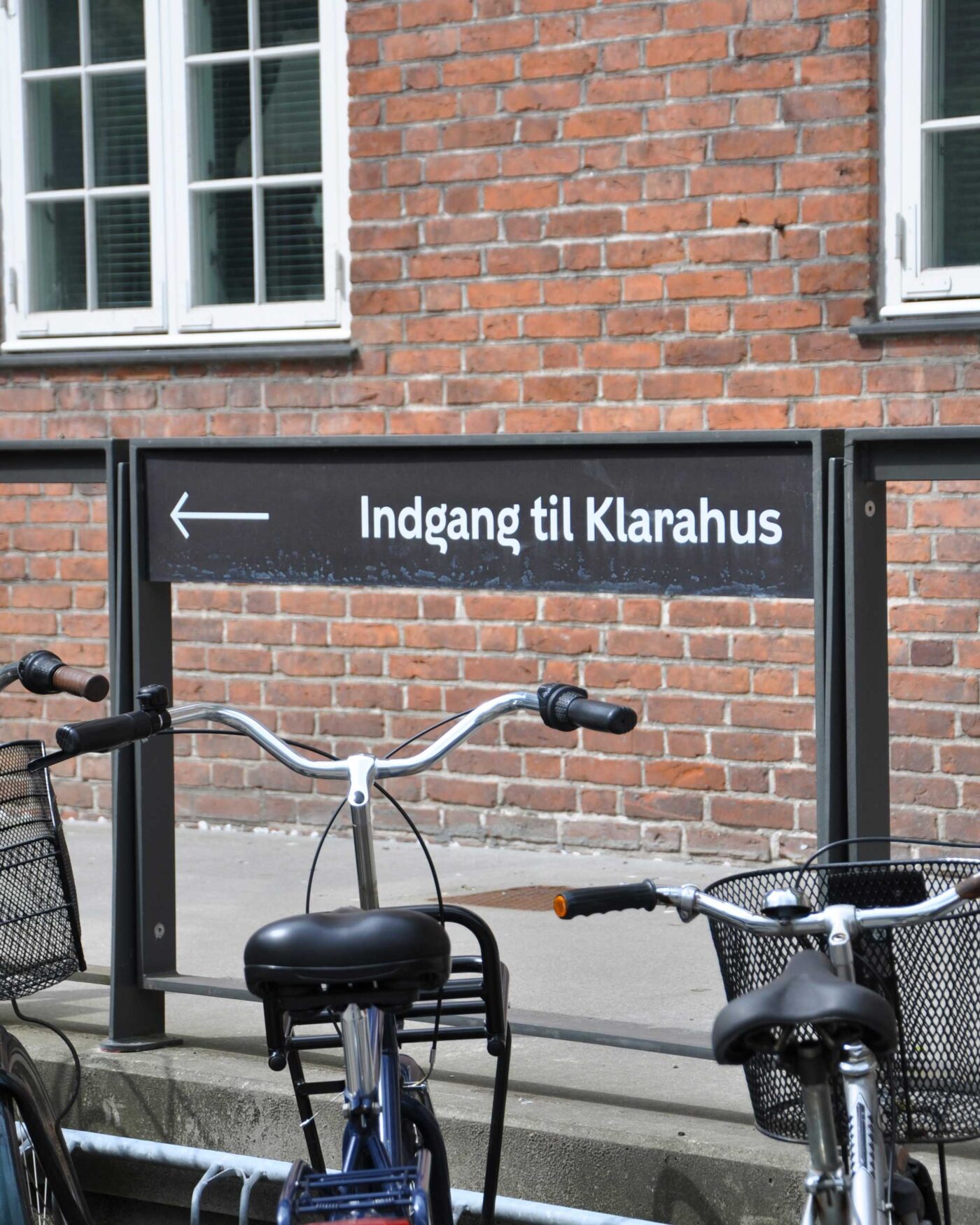 Skilt til Klarahus ved cykelparkeringen