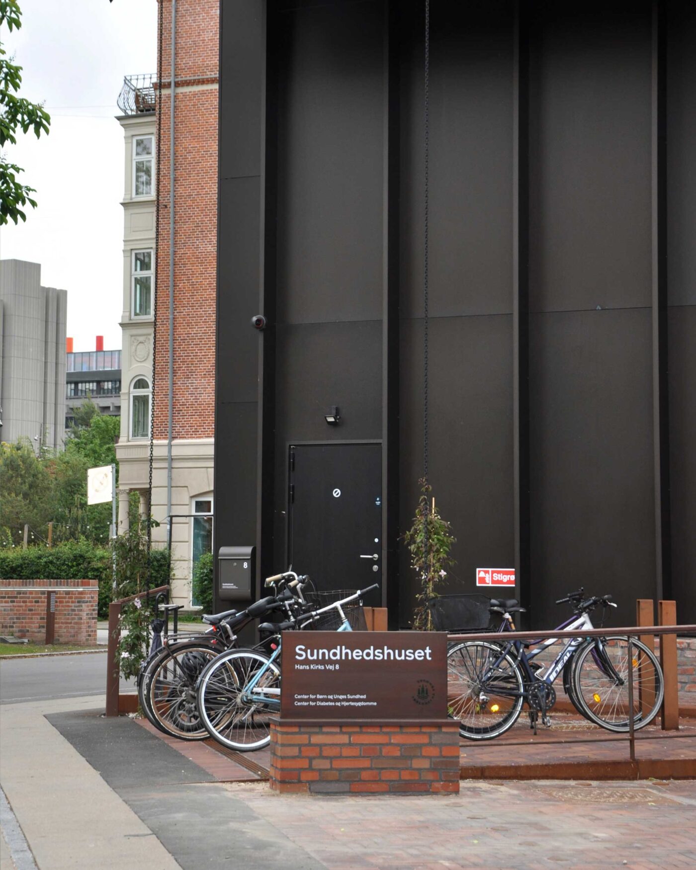 Plint foran sundhedshuset