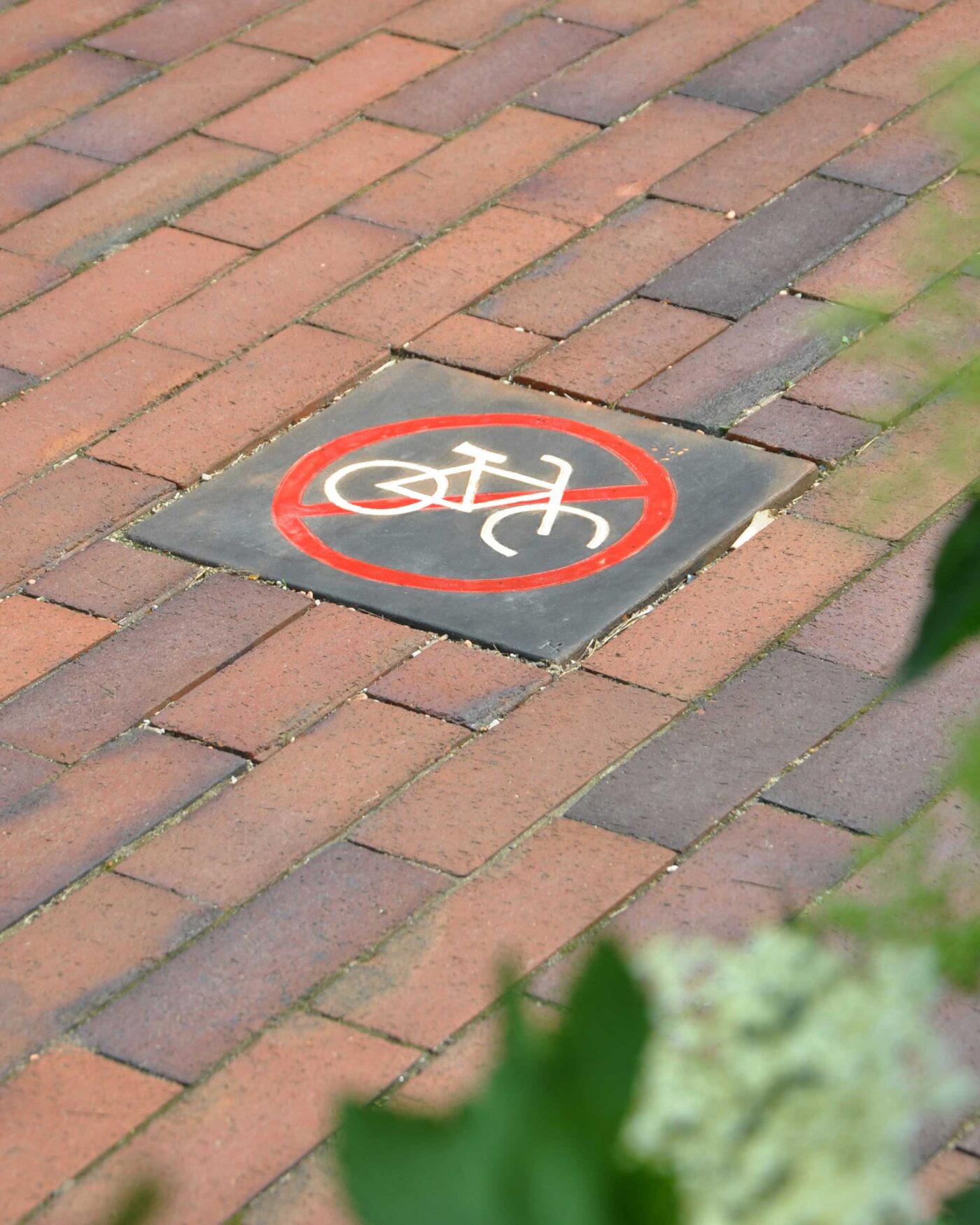 Cykel parkering forbudt skiltene er lavet i keramik, og implementeret i belægningen