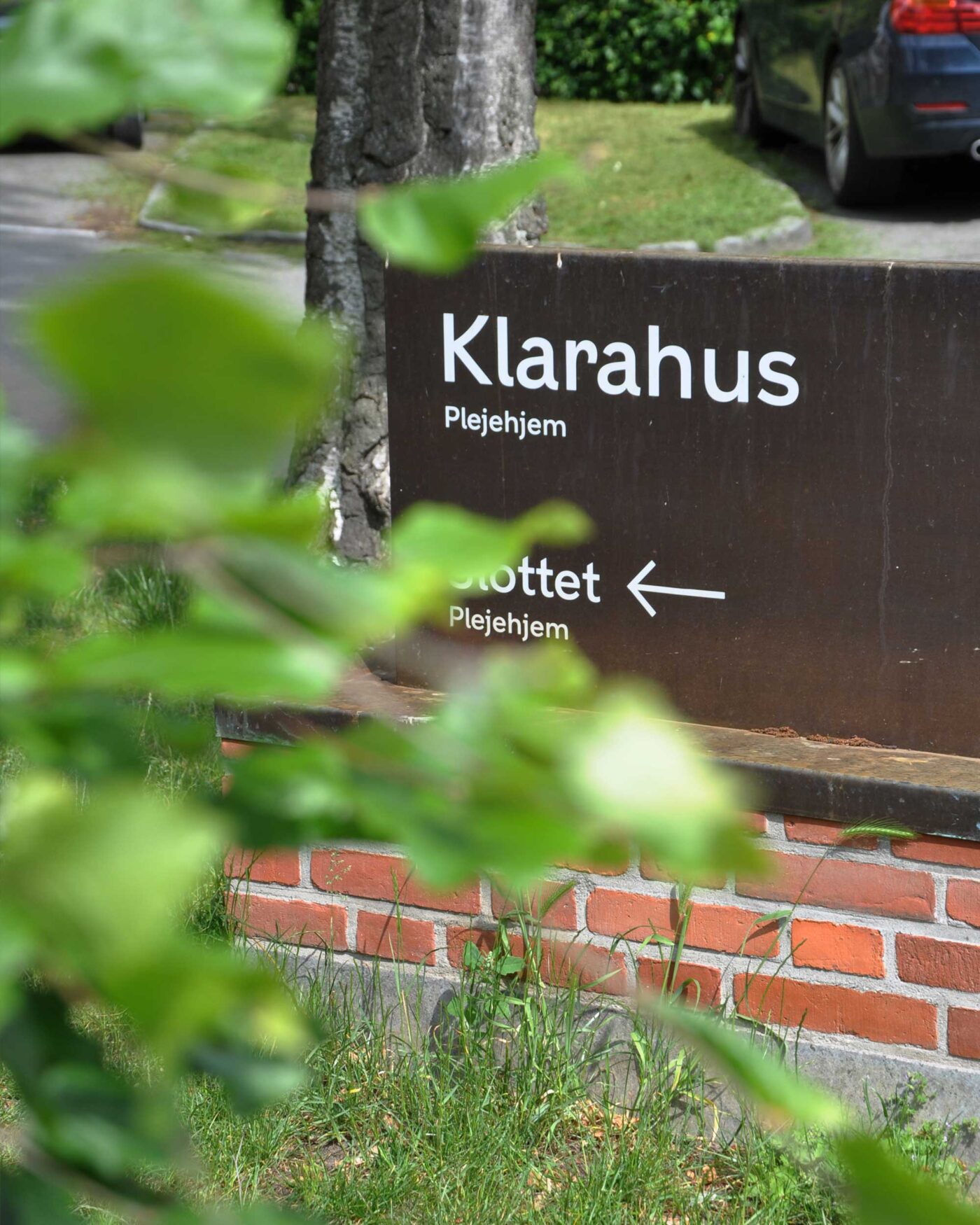 Skiltefladerne er alle i bruneret messing så de med tiden udvikler sig