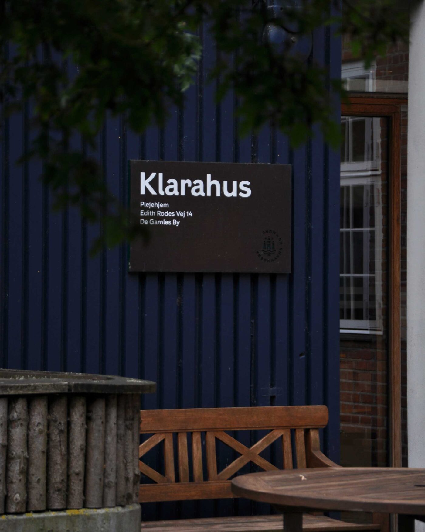 Skilt til Klarahus, kan ses på lang afstand