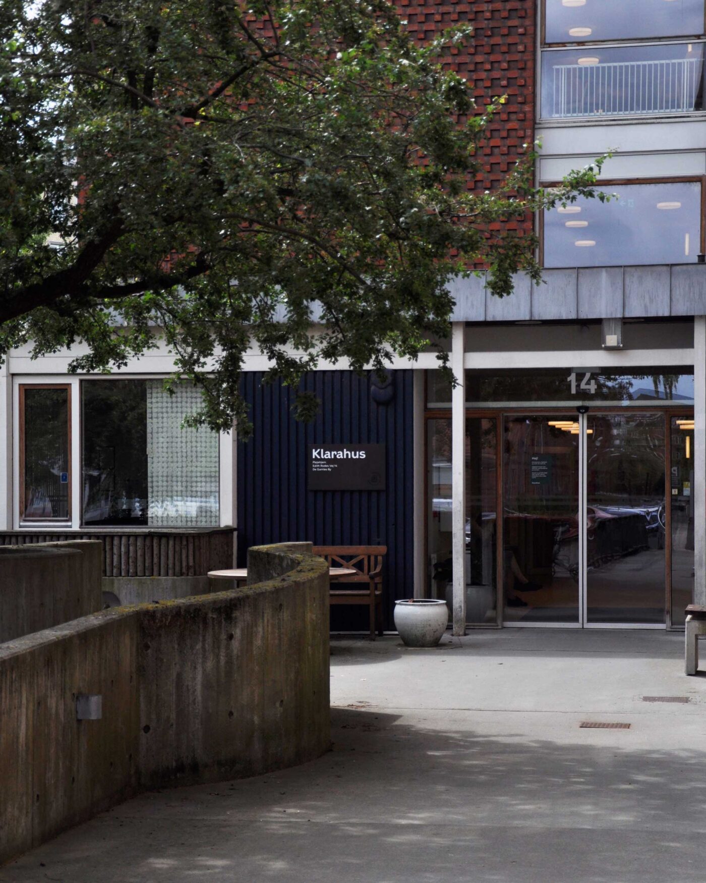 Skilt til Klarahus, kan ses på lang afstand