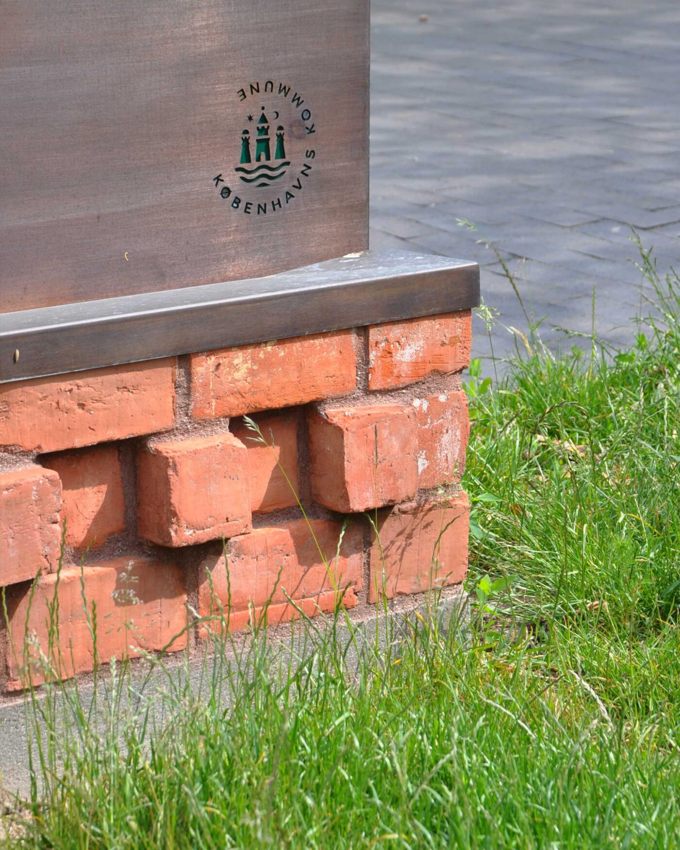 Udsnit af plint i samme forbandt som Møllehuset og logo Københavns Kommune