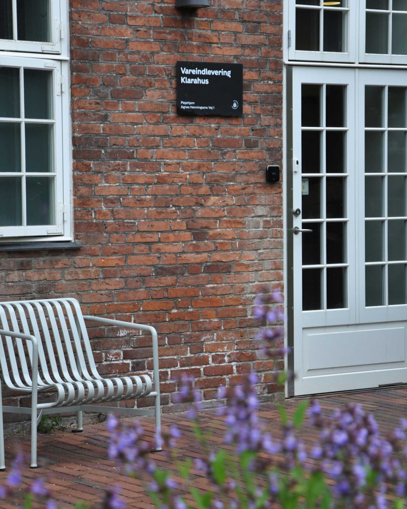 Skilt til Klarahus vareindlevering fra bagsiden