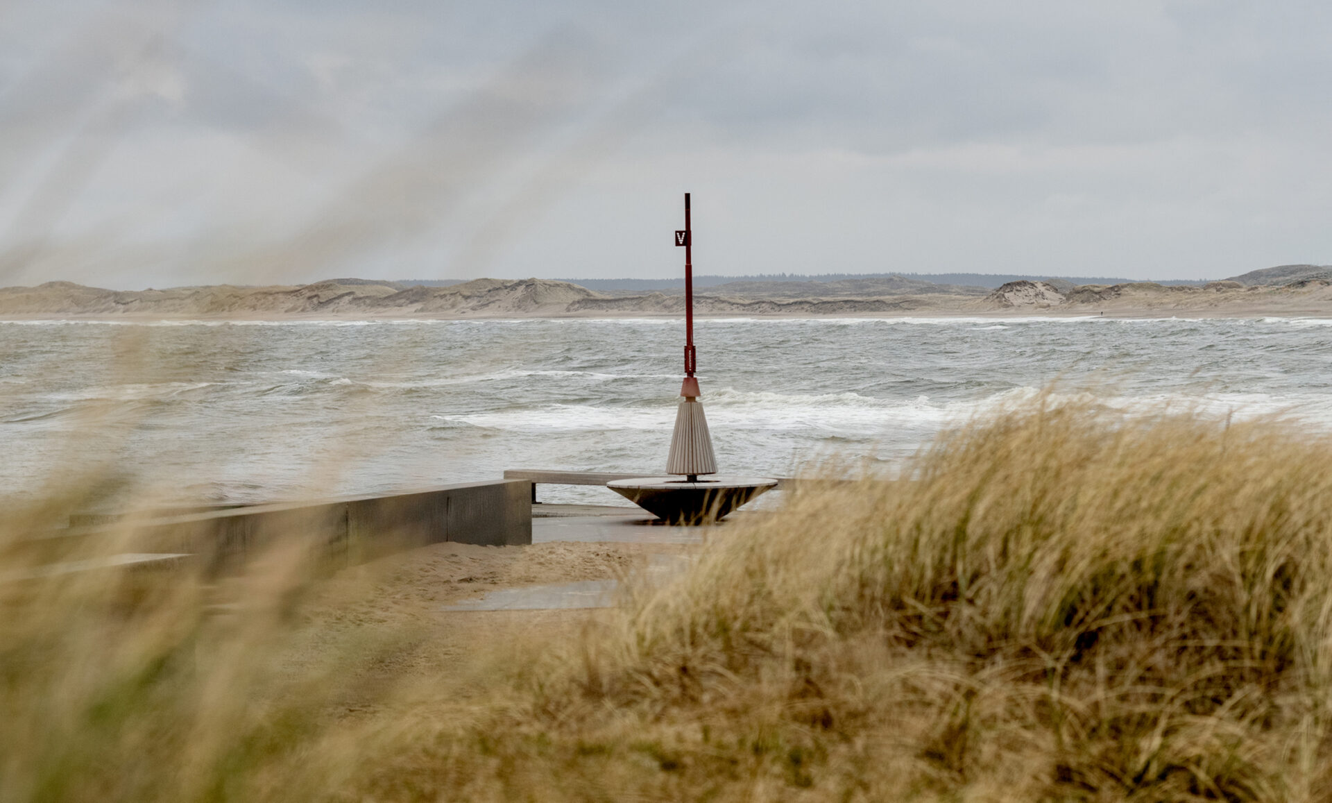 Et billede af Vestkysten Wayfinding stedmarkør og mødested i digerne ved Vesterhavet.
